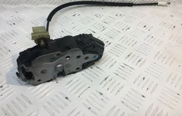 Opel Insignia A Front door lock 13503161