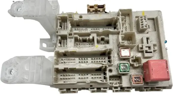 Toyota Avensis T270 Central body control module 8273005150