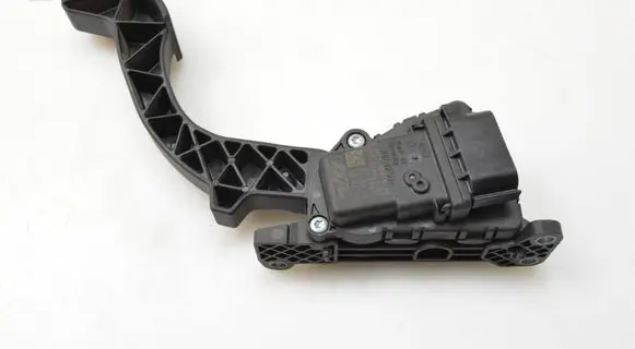 Accelerator throttle pedal