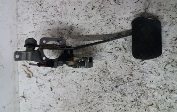 Mercedes-Benz E W210 Brake pedal 2102900619 203532