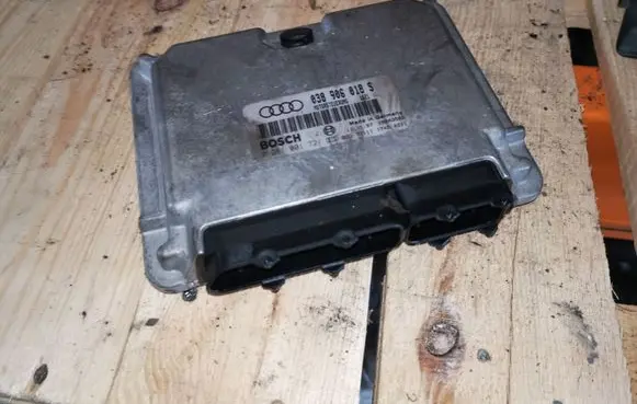 Audi A4 S4 B5 8D Engine control unit/module 038906018S 0281001721