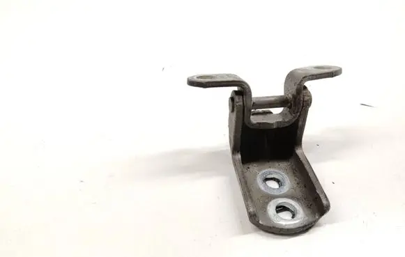 Nissan Qashqai Front door lower hinge 