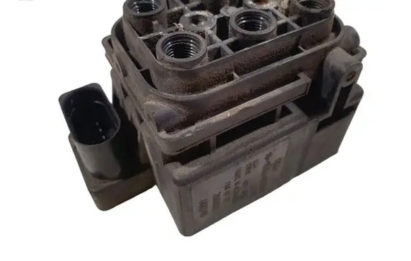 Audi Q7 4L Air suspension valve block 15152400082
