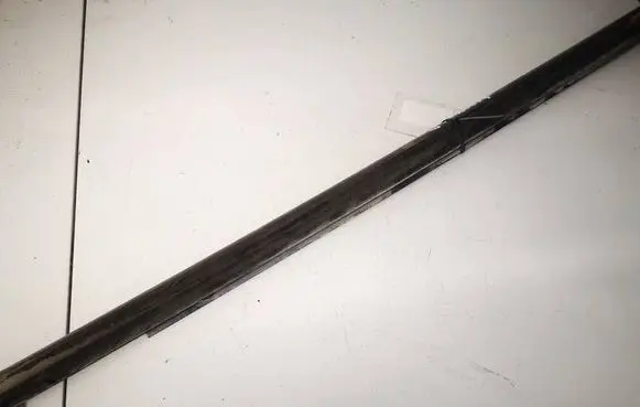 Volkswagen PASSAT B3 Rear door glass trim molding 