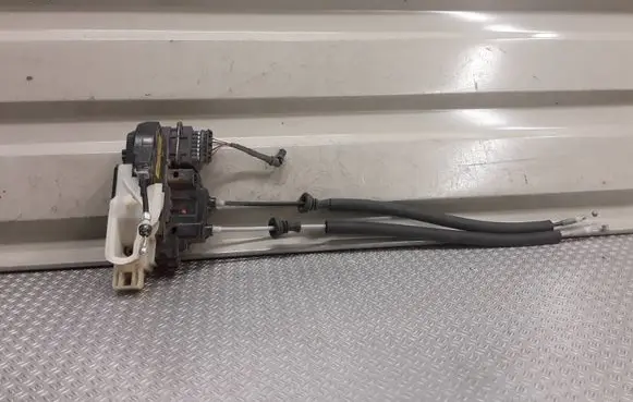 Hyundai Sonata Front door lock C60398A