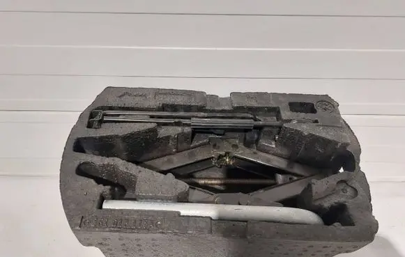 Volkswagen PASSAT B7 USA Tool set 561012115A