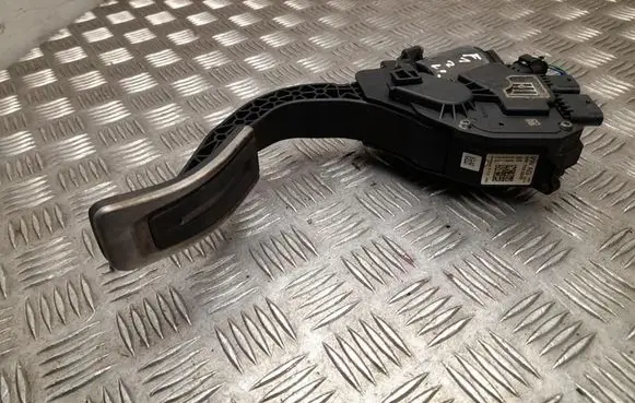 Volkswagen Touareg III Accelerator throttle pedal 4M1723523E