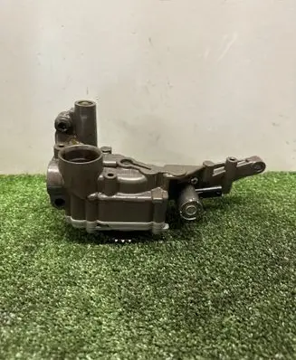 Mercedes-Benz C AMG W205 Oil pump R2781810601