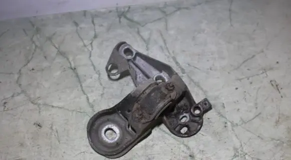 Audi A4 S4 B7 8E 8H Engine mounting bracket 8E0199352F