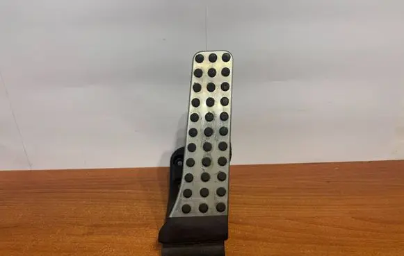 Mercedes-Benz E W213 Accelerator throttle pedal A2053000104 180316 ZGS00407