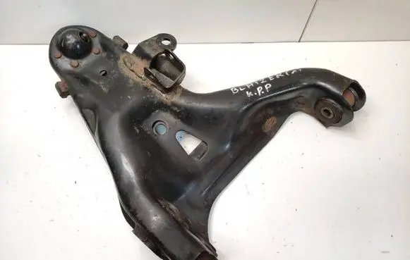 Chevrolet Blazer Front lower control arm/wishbone D63
