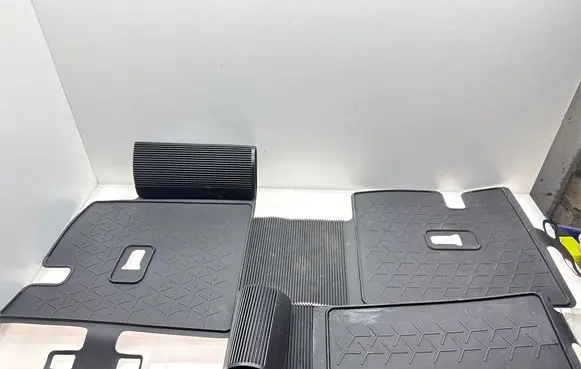Rubber trunk/boot mat liner