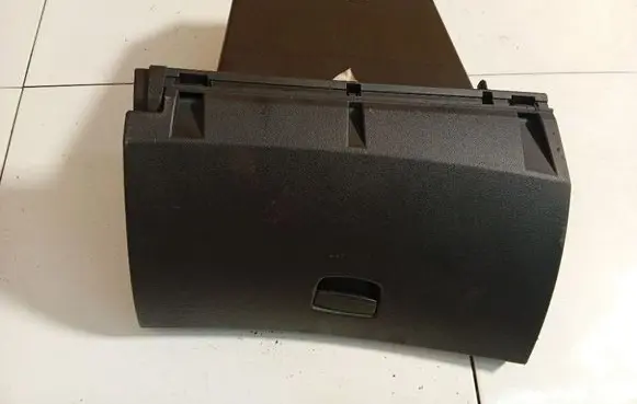 Glove box