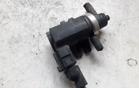 Volkswagen PASSAT B5.5 Vacuum valve 1J0906627