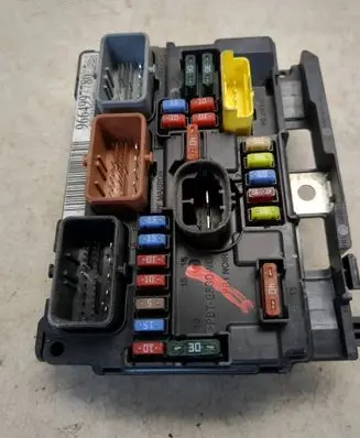 Peugeot 207 Fuse module 9664997780