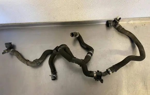 Porsche Taycan 9J1 Engine coolant pipe/hose 9j1815568d 9j1815569d