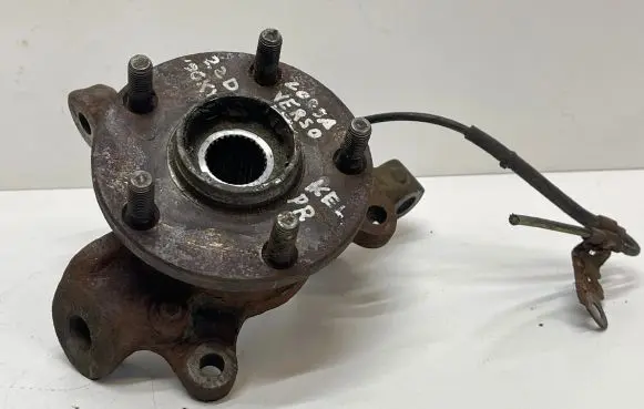 Toyota Corolla Verso AR10 Front wheel hub