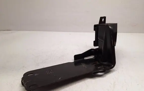 BMW 3 E90 E91 Radiator mount bracket 51647117812
