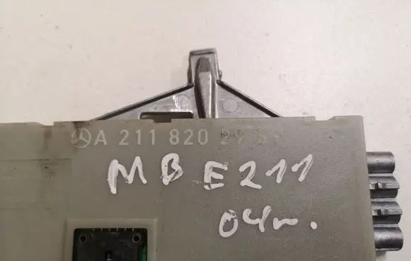 Mercedes-Benz E W211 Aerial antenna amplifier A2118202989 4019ADCS211