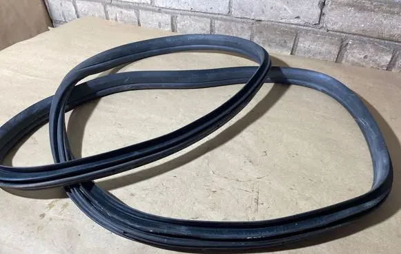 Rear door rubber seal (on body)