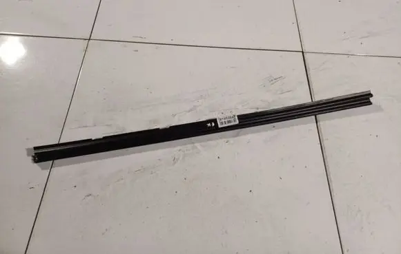 Volkswagen Golf Plus Front door glass trim molding 
