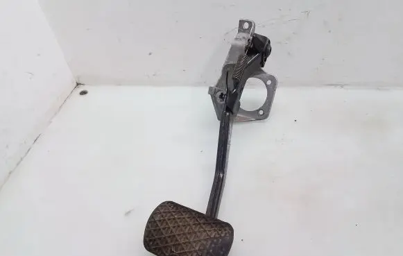 Mercedes-Benz E W210 Brake pedal A2022901619