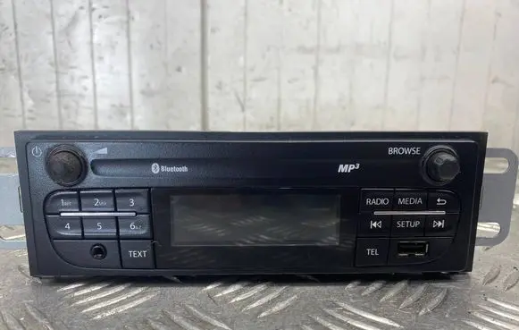 Renault Trafic III (X82) Radio/CD/DVD/GPS head unit 281151185R R0131DIN 93458574