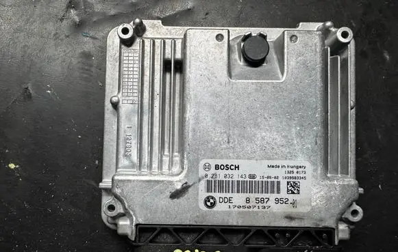 BMW 5 F10 F11 Engine control unit/module 8587952 0281032143