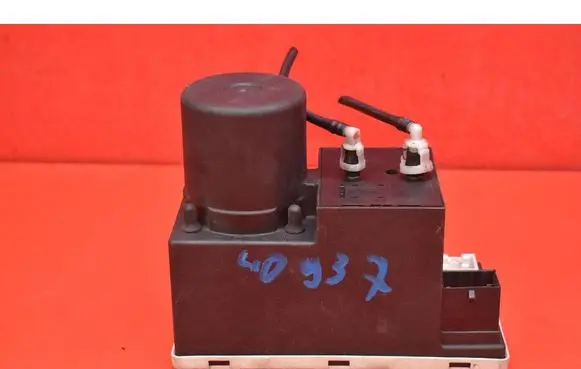 Audi A4 S4 B5 8D Central locking vacuum pump 8L0862257E
