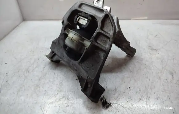 Engine mount bracket