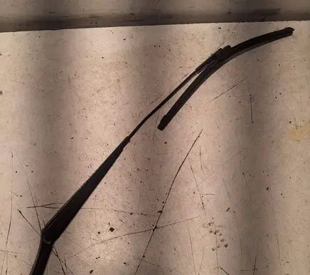 Front wiper blade arm