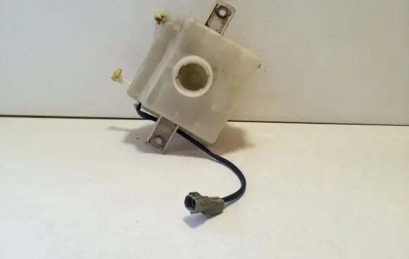Lexus CT 200H Brake fluid reservoir 