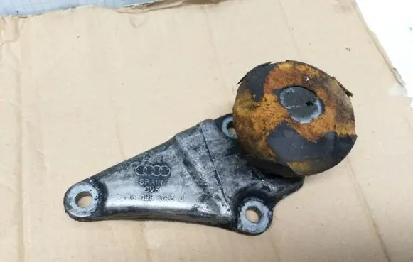 Audi A6 S6 C5 4B Engine mounting bracket 8D0199343J