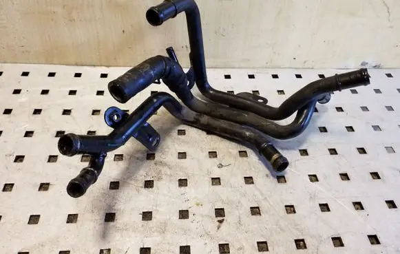 Volkswagen PASSAT B8 Engine coolant pipe/hose 04L121064AC