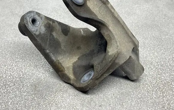 Opel Insignia A Engine mounting bracket 23105921