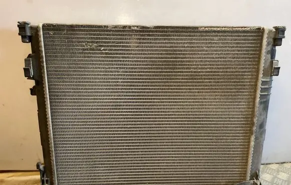 Opel Vivaro Coolant radiator 7700312899C