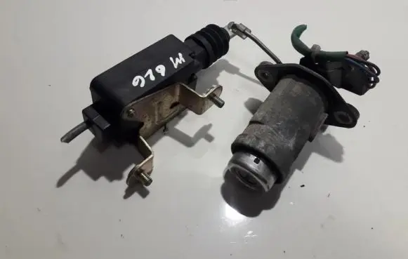Mazda 626 Tailgate exterior lock 