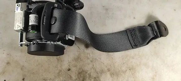 Rear seatbelt