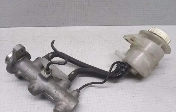 Mitsubishi Space Runner Master brake cylinder