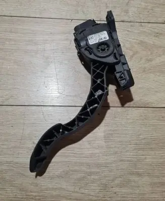 Accelerator throttle pedal