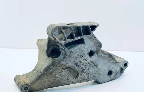 Volkswagen Golf V Engine mounting bracket 03G199207F