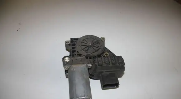 Ford Mondeo Mk III Front door window regulator motor 0130821771