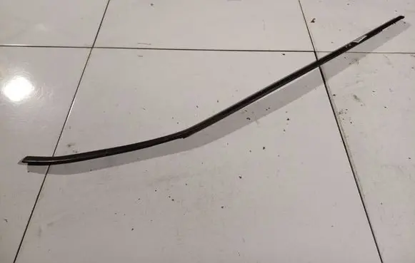 Front door glass trim molding
