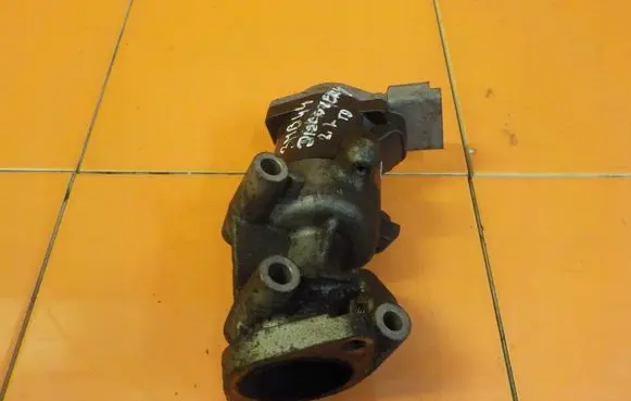 Land Rover Discovery 3 - LR3 EGR thermostat 4R8Q9D475B 3MB44