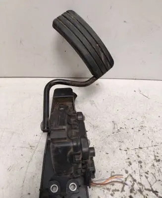 Accelerator throttle pedal