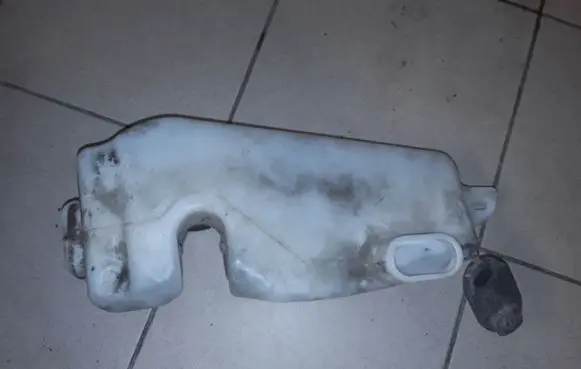 Dacia Sandero Windshield washer fluid reservoir/tank 8200210002 8200440772 8200609549