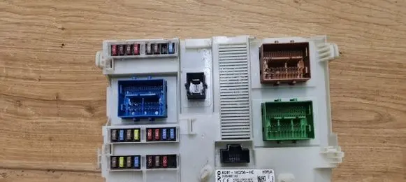 Volvo V70 Fuse module AG9T14C256HC 31254837AC