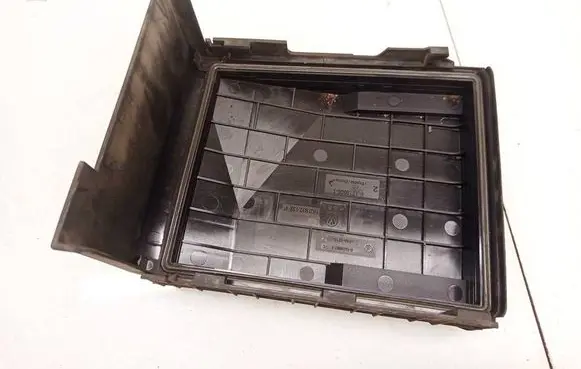 Volkswagen PASSAT B6 Fuse box cover 1K0937132