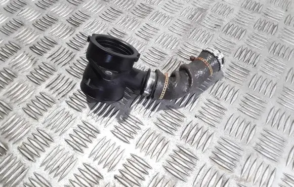 Ford Focus Air intake hose/pipe AV616C784AD