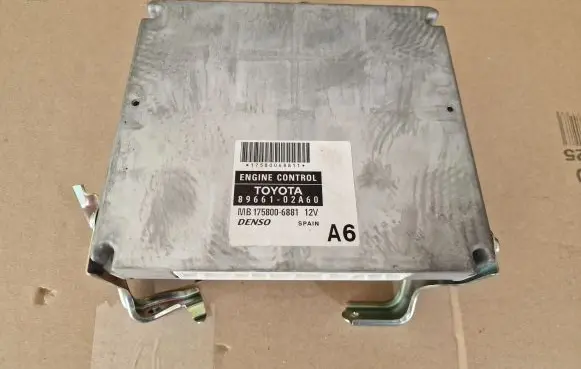 Toyota Corolla E120 E130 Engine control unit/module 8966102A60
